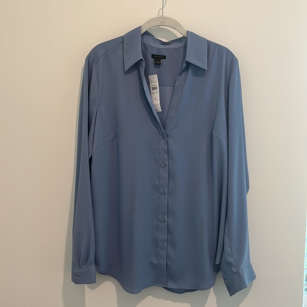 NWT Ann Taylor Size Large Shirt. Pretty blue color. Runs large!